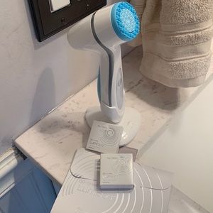 Lumi spa facial cleanser brush by nuskin